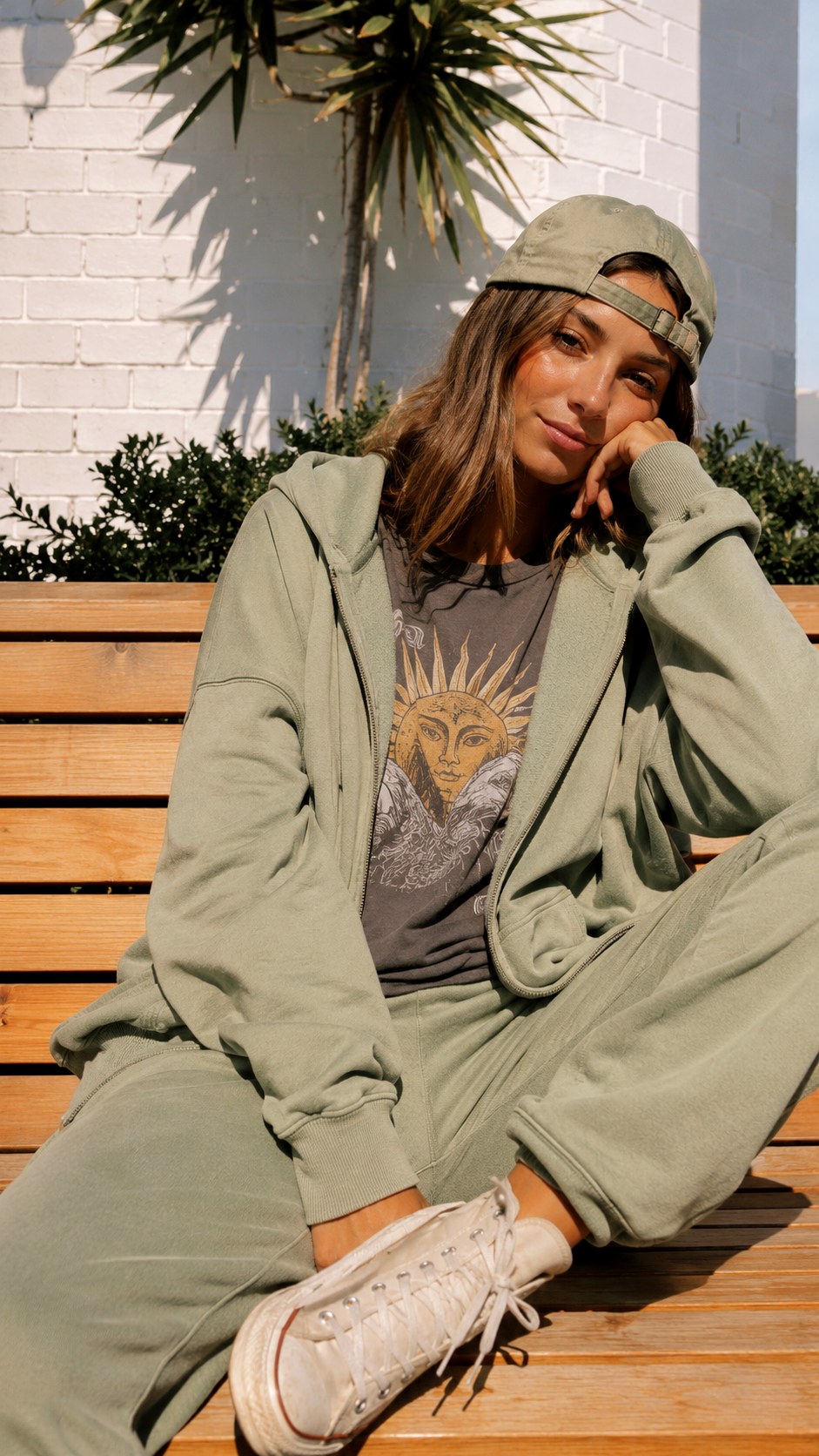 Matching Sweat Set With Vintage Tee - 25 Indie Aesthetic Outfits Ideas
