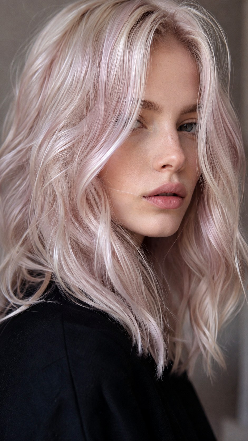 Pearl Toned Wavy Mid Length Hair - 23 wavy hair highlights ideas