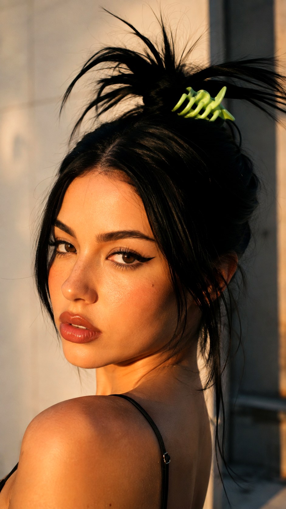 YK Spiky Claw Clip Ponytail - 21 spiky claw hairstyle ideas